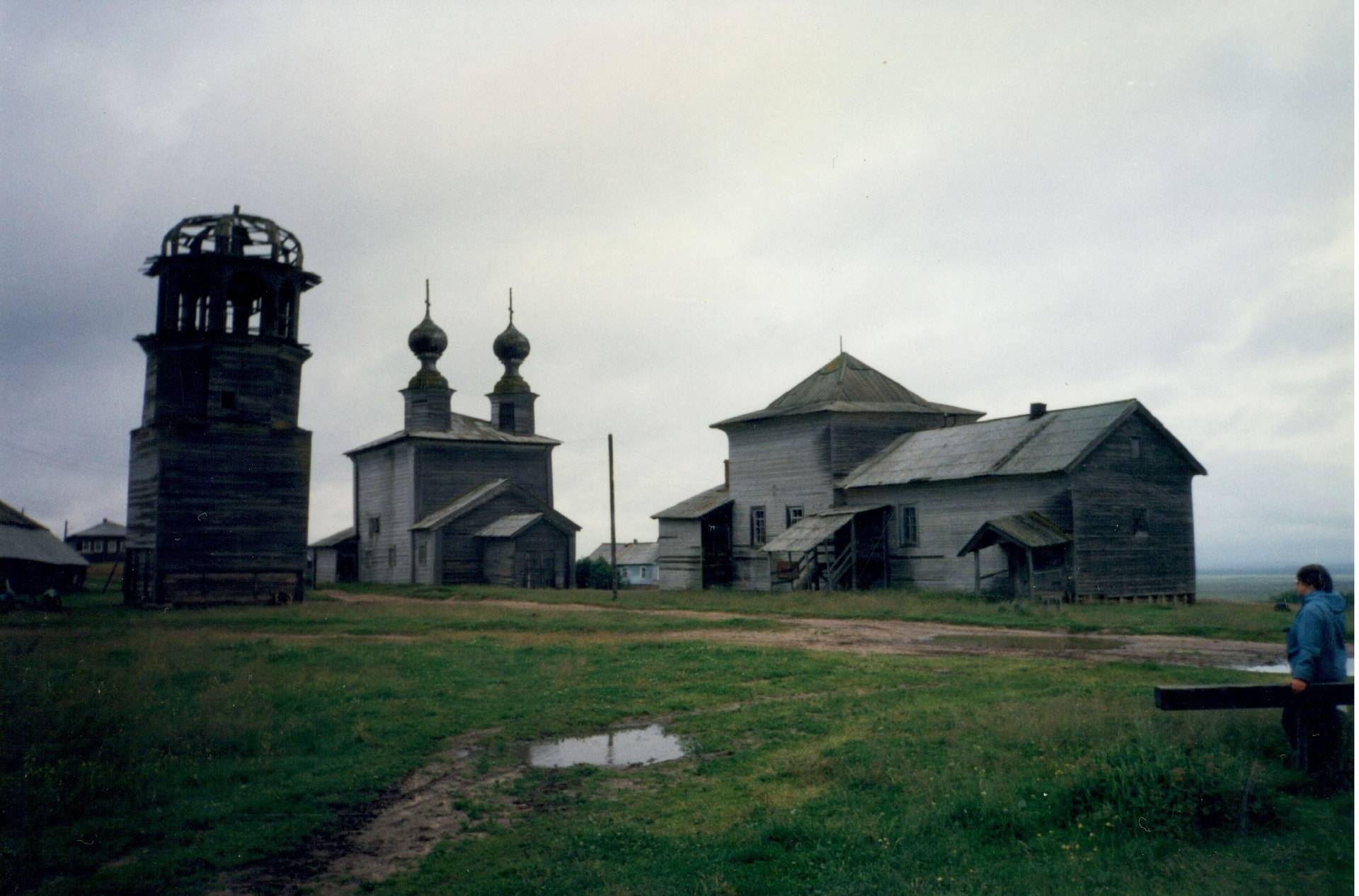 Введенская церковь с колокольней (1793 год), Никольская церковь (1636 год), сейчас на реставрации. Село Ворзогоры, Онежский район, 1996 год