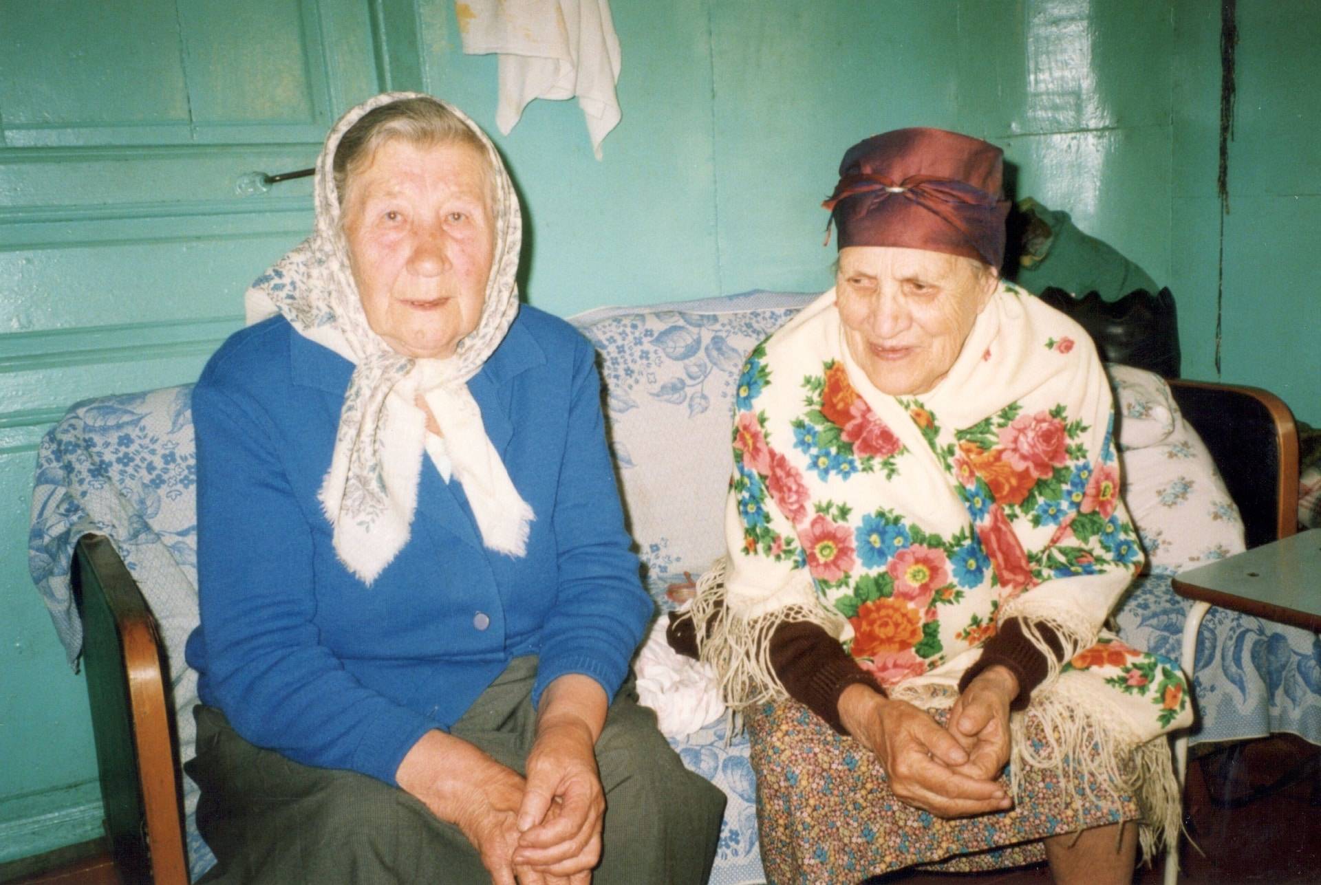 Людмила Ивановна Соболева и Антонина Климовна Вахтомина. Село Малошуйка, Онежский район, 1999 год