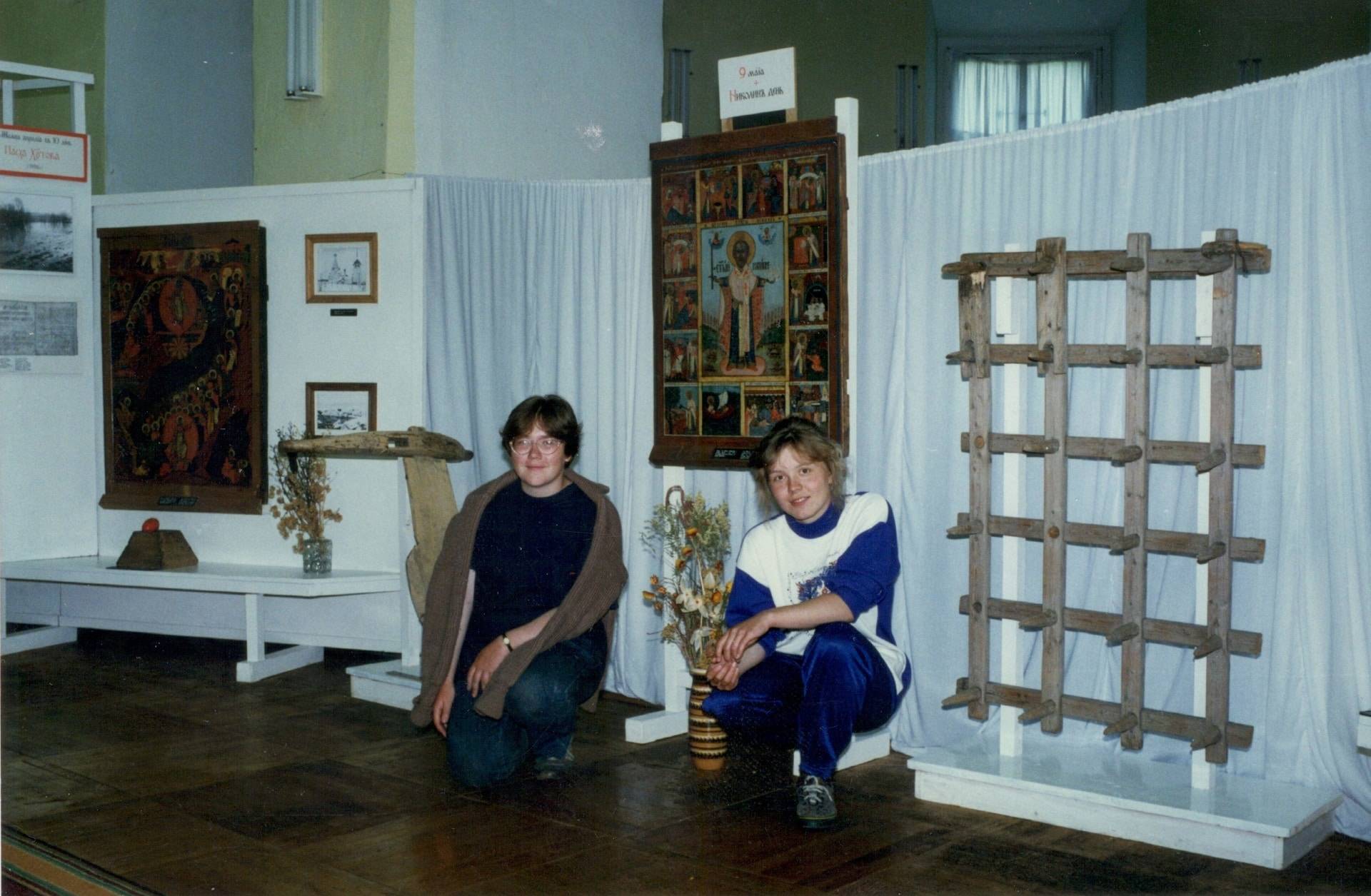 Светлана Тюкина и Юлия Попова на выставке «Мардинская старина» в Онежском музее, 1996 год