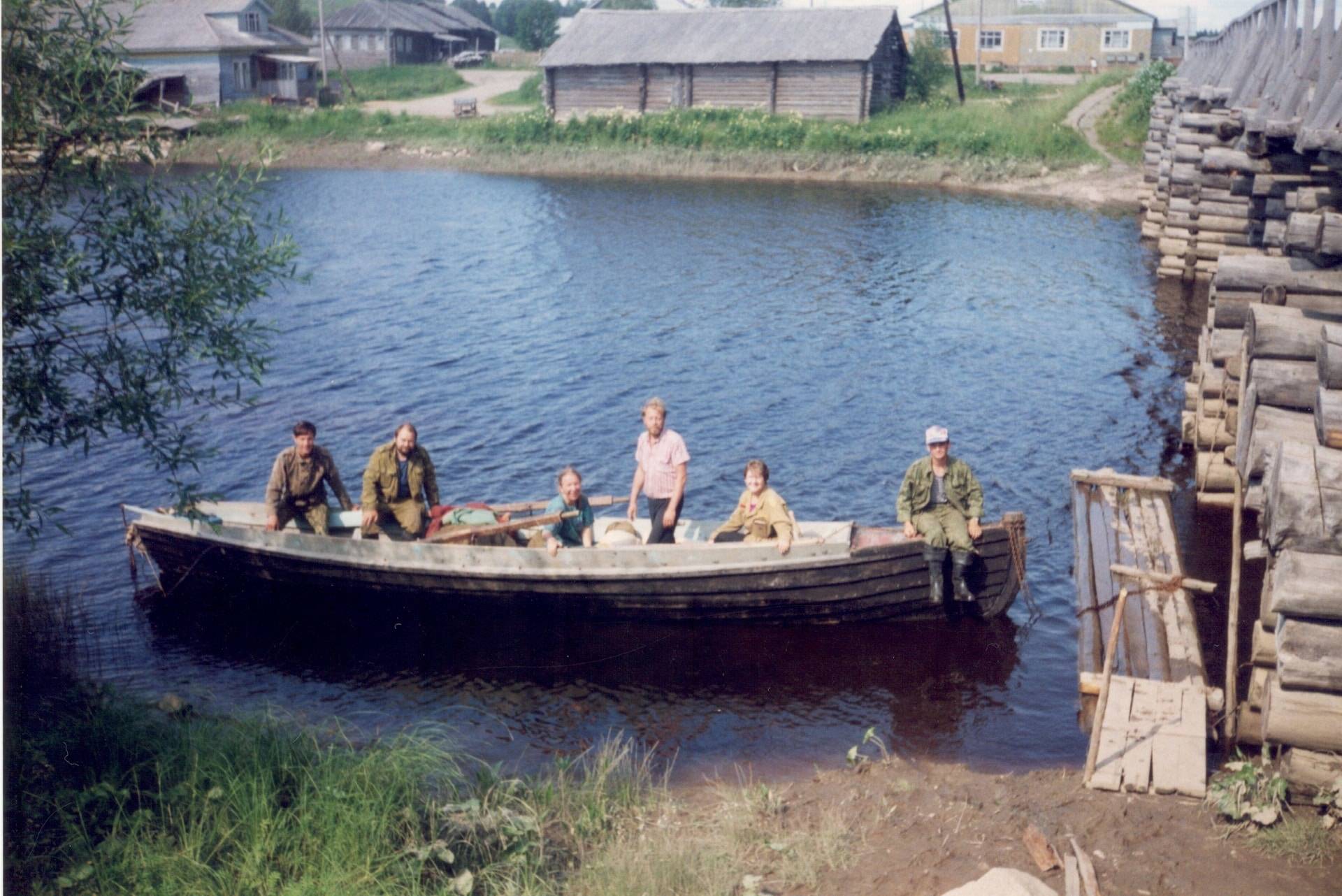 Участники экспедиции по Онежскому району в деревне Кянда, 1998 год