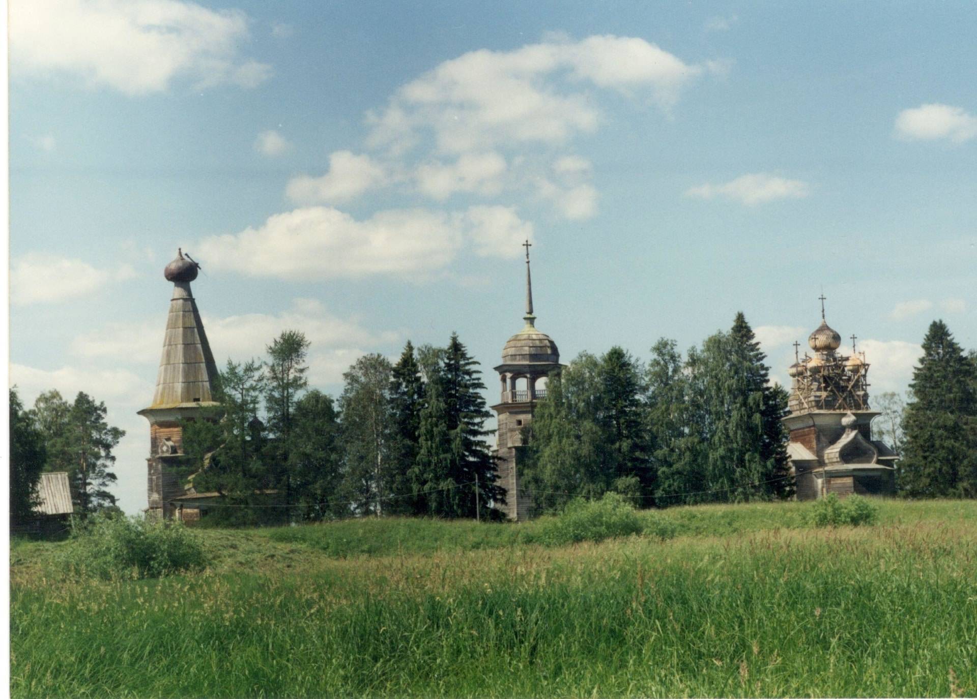 Храмовый комплекс (сгорел 10 июля 1997 года). Деревня Верховье, Онежский район, 1995 год